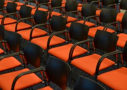 整齐放置的座位图片