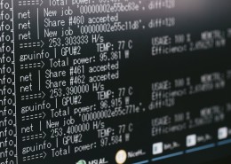 电脑屏幕上的代码图片