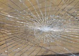 被打碎的玻璃图片