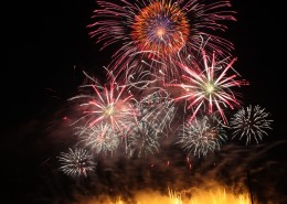 高空中绚丽的烟花图片大全