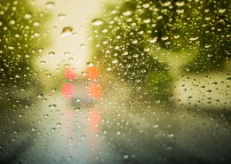 窗外的雨滴图片