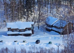 雪中的小屋图片