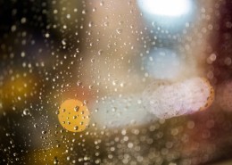 窗子上的雨滴图片