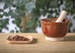 放在桌上准备捣碎的中药图片