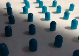 蓝白色相间的胶囊图片