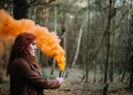 人们释放彩色的烟雾图片