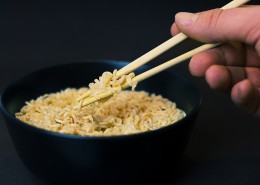 使用筷子用餐图片