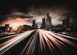 公路上延时拍摄出现的汽车灯光图片