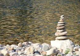 堆叠在一起的石子图片