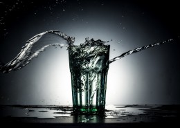 水杯里溅出的水图片