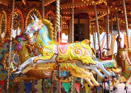 游乐场的旋转木马图片