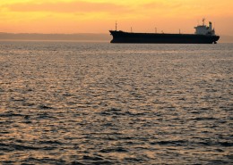 货轮与货轮码头图片