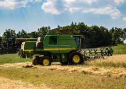 正在收割麦子的收割机图片