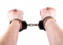 戴着手铐的双手图片大全