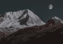 晶莹纯净的月亮图片