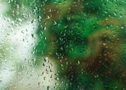 玻璃上的水珠图片