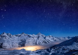 遥不可及的闪亮的星空图片