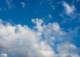 蓝天白云草地美丽风景图片