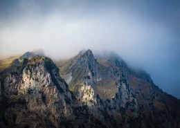 陡峭的山峰图片