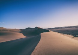 荒凉的沙漠风景图片