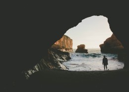 自然形成的山洞图片