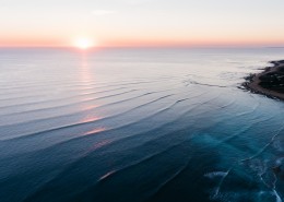 泛着波纹的平静海面图片