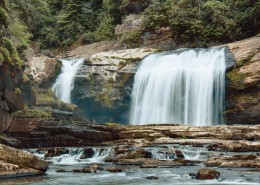 山里的小瀑布图片