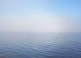 平静的水面图片