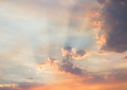 天空中透光的云彩图片大全