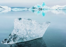 水面的冰川图片