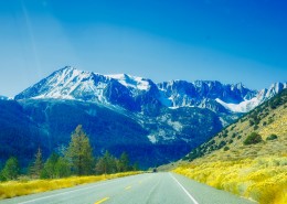 积雪的山峰图片