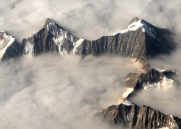 云雾缭绕的山峰图片