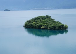 神秘的海中岛屿图片