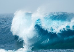 大海上的巨浪图片