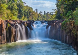 壮观的瀑布风景图片