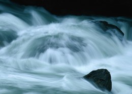 湍急的流水图片