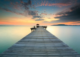 傍晚海边木制码头风景图片