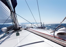 大海帆船航行图片