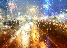 雨天窗外模糊景色图片