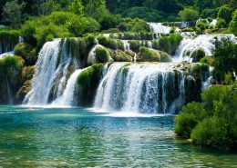 森林瀑布景色图片