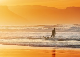 海滩黄昏行走图片