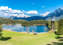 山顶湖泊景色图片