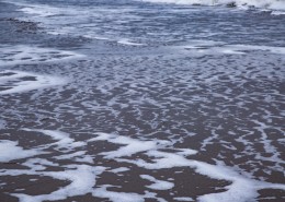 沙滩上的波浪水流痕迹图片