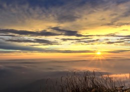 山顶的云海图片