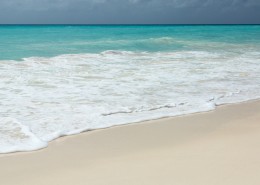 白色沙滩上的海浪图片