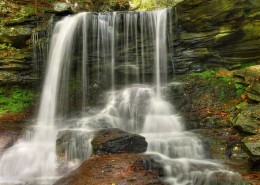 林间小瀑布风景图片