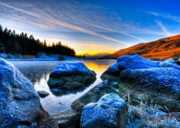 火山口上的湖泊风景图片