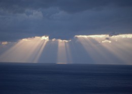 穿越云层的光线图片