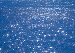 夕阳下的的海面图片