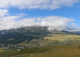 巍峨连绵的祁连山风景图片